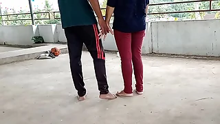 छत पर खड़ी पड़ोसी की सुन्दर बीवी को पटाया और फिर दर्द नाक चोदा XXX Bhabhi Lovemaking